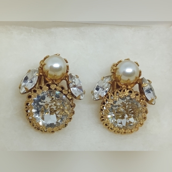 * vintage Schreiner faux pearl with clear crystals gold tone clip on earrings - Picture 11 of 12